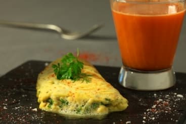 Omelette soufflée aux herbes, jus de carotte orange et gingembre
