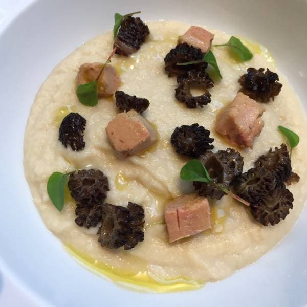 Crème de céleri rave et morilles, foie gras à l'huile de truffe