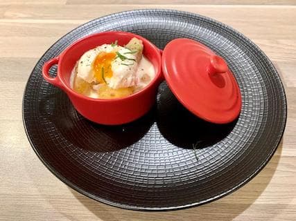 Cocotte de légumes oubliés, oeuf de poule poché, jus mousseux