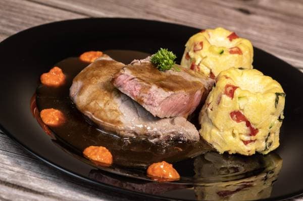 Quasi de veau rôti au beurre, pesto de piquillos, canelé de polenta aux légumes croquants, sauce miel romarin