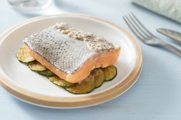 Truite pochée aux graines de moutarde et sa sauce, tian de courgettes