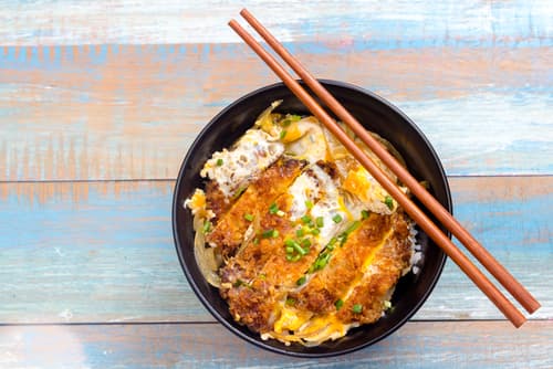 Katsudon au porc pané et bol de riz