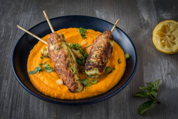 Kefta de poisson menthe-coriandre et purée fine de carottes au curcuma