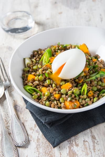 Lentilles blondes et pois cassés aux épices, dés de potimarron, poireaux et œuf mollet
