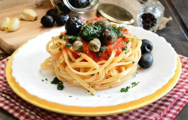 Linguines à la sauce tomate épicée, roquette et parmesan