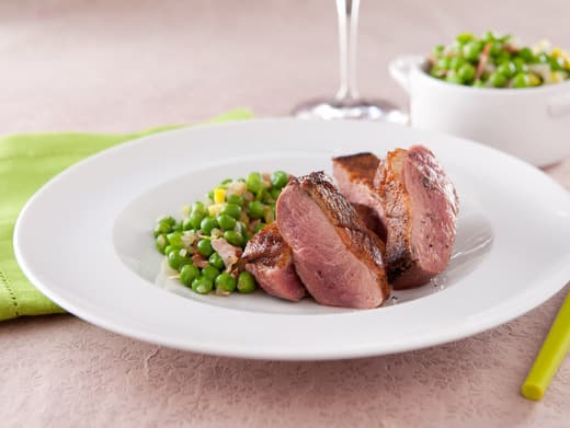 Filet de canette grillé et petits pois à la française