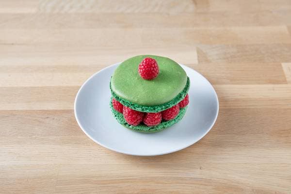 Macaron à l'assiette framboise et pistache
