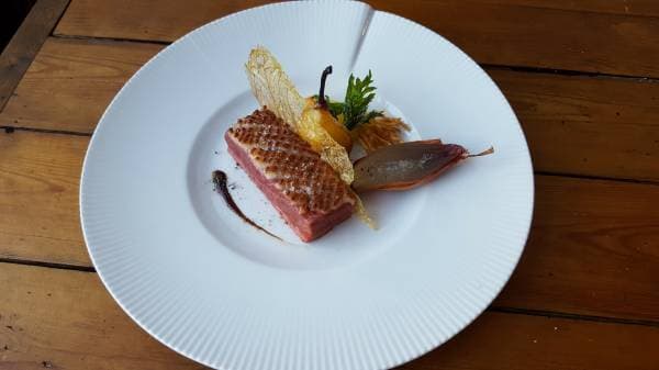 Coeur de magret de canard rôti, poire et échalotes confites