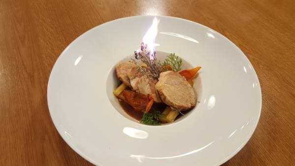 Médaillons de cochon, salsifis braisés aux effluves de thym