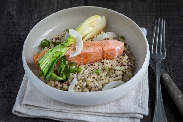 Pavé de saumon à la vapeur de gingembre, bok choy et quinoa à la crème de coco