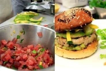 Burger exotique thon, mangue, avocat et tempura d'avocat