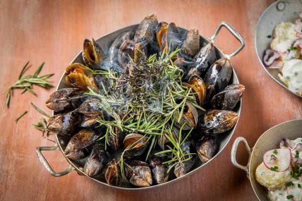 Eclade de moules au romarin et salade de pomme de terre