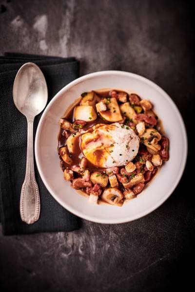 Oeuf en meurette express, sauce légèrement cacaotée.