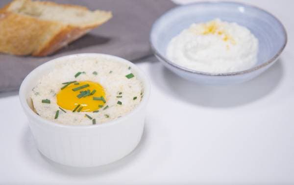 Nuage d’oeuf cocotte, caillé de chèvre frais au curcuma avec le micro-ondes Cook30 Whirlpool
