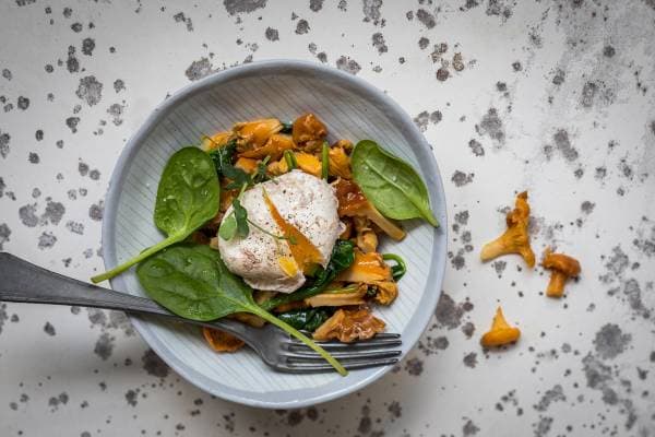 l'oeuf poché au the noir , salade tiède de girolles
