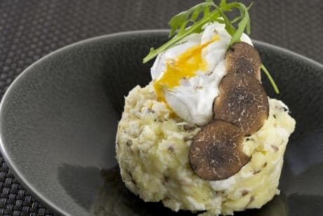 Oeuf poché inratable et salade de pommes de terre tièdes aux deux haricots et aux noisettes