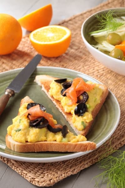 Brouillade d’oeuf aux  olives noires, salade de fenouil à l’orange