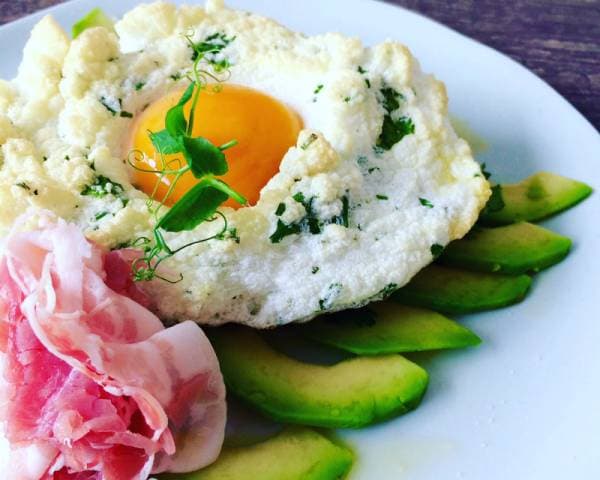 L'oeuf nuage et carpaccio d'avocat