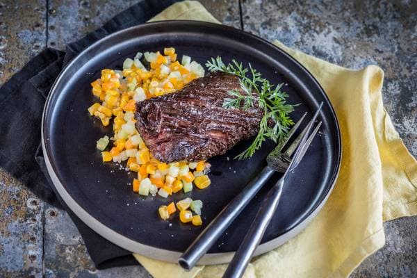 Onglet de boeuf grillé et sauté de christophine au maïs