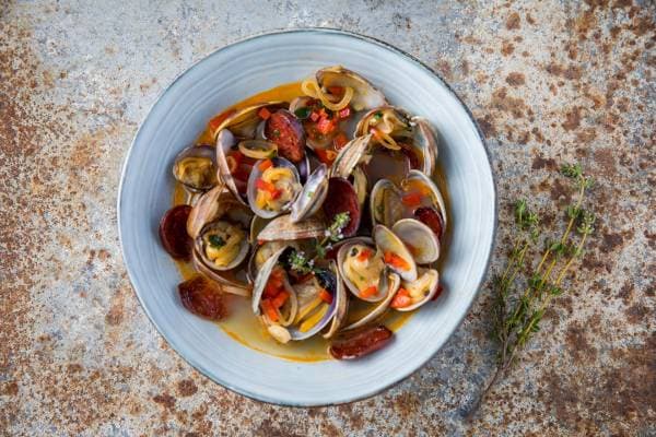 Chorizo croustillant, palourdes, poivrons et bouillon de persil