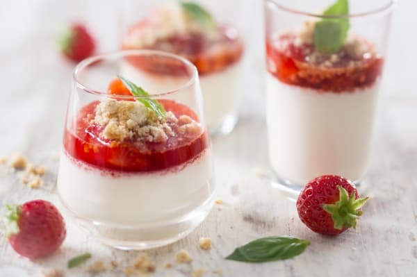 Panna cotta vanillée aux fraises, crumble aux amandes