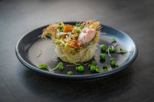 Panier de légumes et saumon mi-cuit