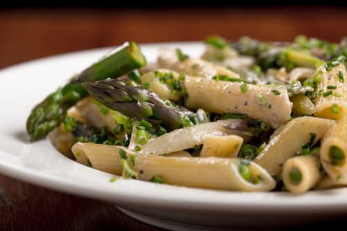 Pastasotto aux champignons, asperges vertes et  confit de canard