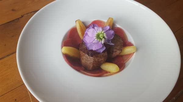 Pavé de boeuf et oignons confits au vin rouge, betterave chiogga cuite en croûte de sel