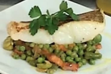 Pavé de Sandre, fricassée de fèves et petits pois au lard