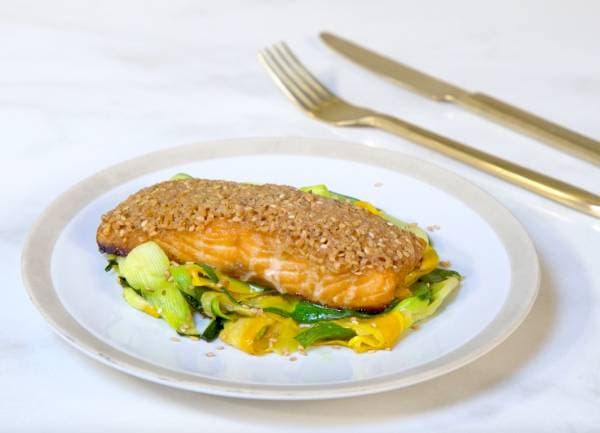 Pavé de saumon laqué soja-miel en croûte de sésame et tagliatelles de courgettes avec le micro-ondes Chef Plus Whirlpool