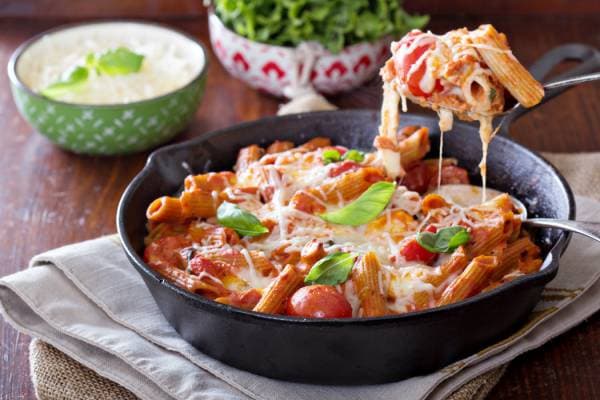 Gratin de penne boeuf-tomate, crémeux de Vache qui Rit Ail et Fines Herbes