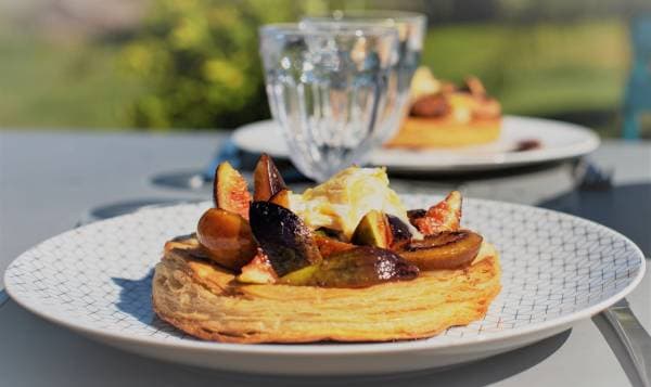 Tarte fine aux figues et reine-claude au saint-marcellin