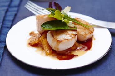 Saint-Jacques poêlées, chutney d’ananas et raisins, salade de jeunes pousses