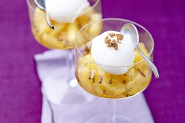 Ananas poché à la citronnelle, craquant à l'amande et sorbet citron