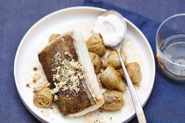 Dos de cabillaud crumble au thym, sauce citron et fricassée d’artichauts