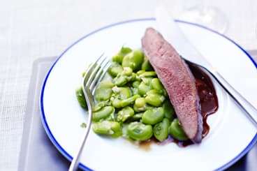 Magret de canard laqué au miel de soja, fèves cuisinées comme un risotto