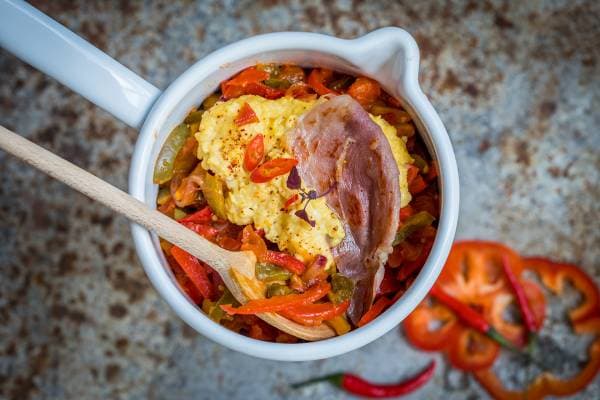 Brouillade d'oeufs et piperade, lamelles de jambon doré