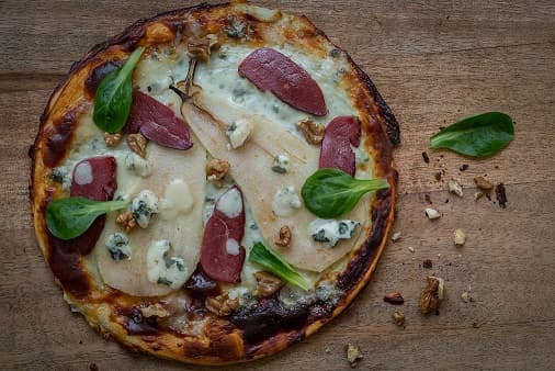 Pizza Frenchie aux poires et au magret séché