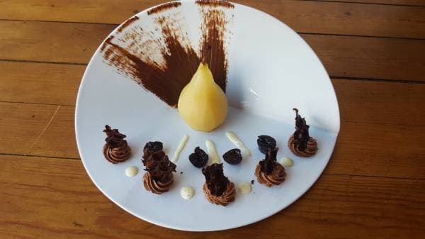 Poire pochée et mousse minute au chocolat noir 