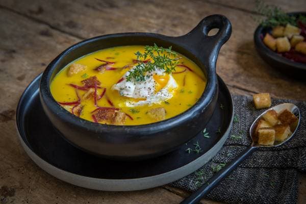Soupe de potiron, orange et thym, viande de grison, œuf de caille et petits croûtons à l'huile d'olive