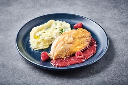 Filet de poulet doré aux framboises, écrasé de pommes de terre à l'huile d'olive et  au basilic