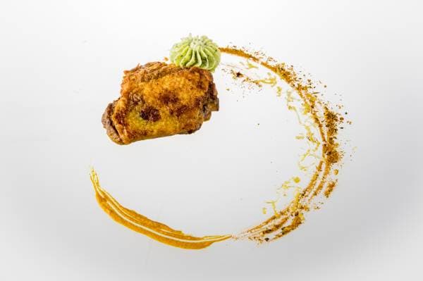 Poulet grillé au curry et savora, beurre maitre d'hotel
