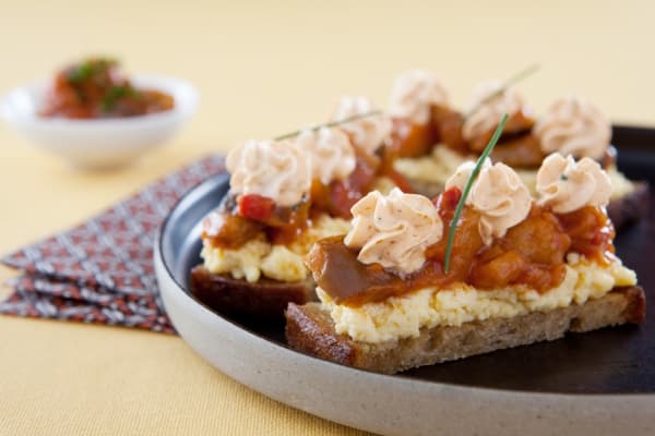 Croustillants d'oeufs brouillés à la Ratatouille, émulsion au piment d'Espelette