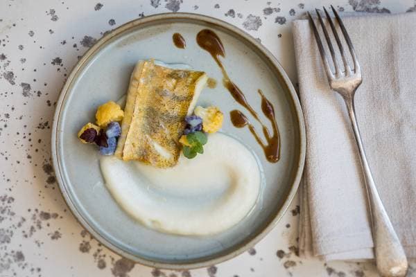 Filet de sandre aux trois chou fleurs , jus de viande corsé