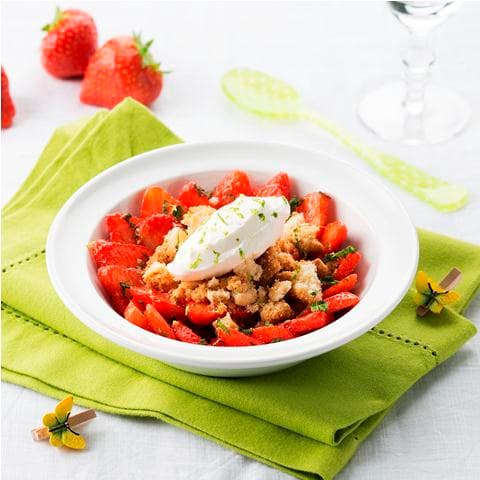 Crumble de fraises marinées à la menthe, chocolat blanc et citron vert