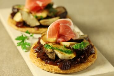 Tarte fine aux cèpes, jambon cru et jus vert