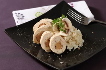 Moelleux de volaille farci au foie gras, risotto au bouillon fumé, salade de champignons crus