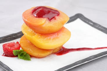 Pêches pochées à la verveine, coulis de framboises fraîches