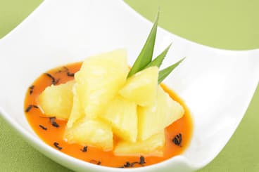 Ananas frais et coulis d'oranges à la menthe