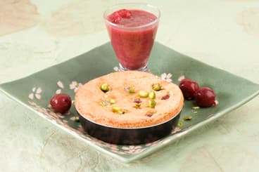 Financier pistaches et griottes, coulis de cerises